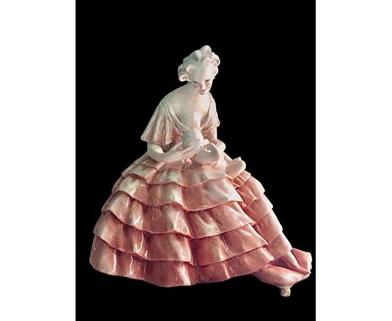 Scultura in ceramica raffigurante madre che allatta bimbo.Manifattura di Guido Cacciapuoti.