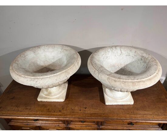 PAIR OF WHITE MARBLE BOWLS, 18TH CENTURY
