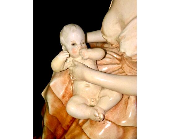 Scultura in ceramica raffigurante madre che allatta bimbo.Manifattura di Guido Cacciapuoti.