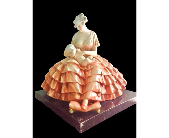 Scultura in ceramica raffigurante madre che allatta bimbo.Manifattura di Guido Cacciapuoti.