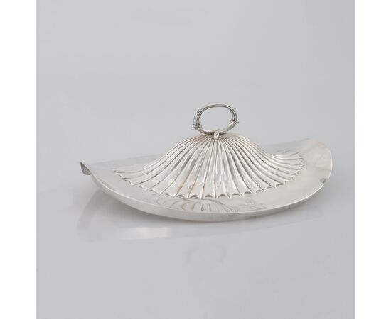 George III sterling silver soup tureen and lid, Paul Storr, London, 1813