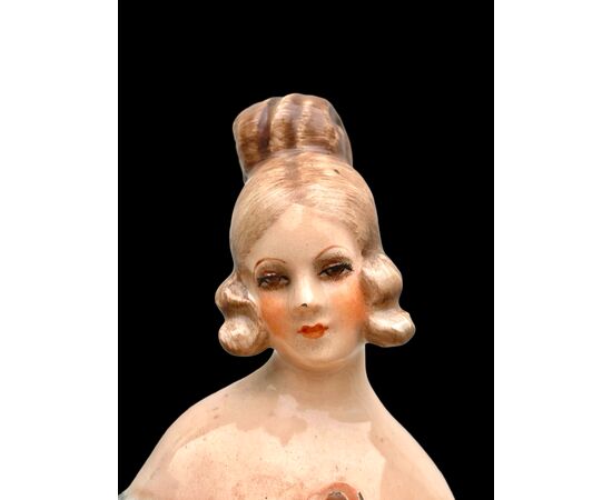 Figura femminile con cesto di fiori.Manifattura di Guido Cacciapuoti.Milano.