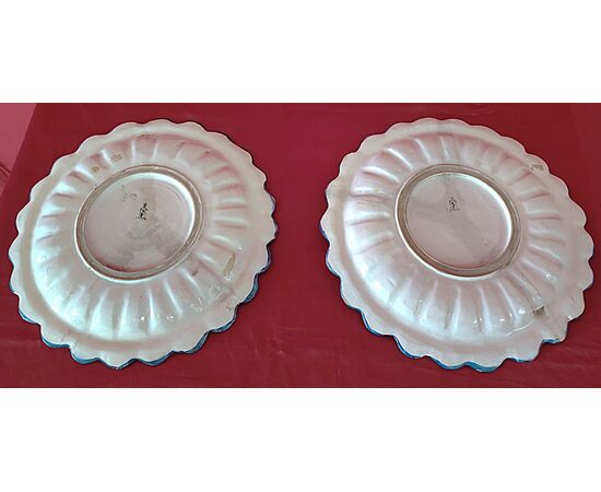 Coppia di piatti in ceramica dipinti