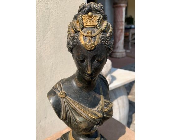 Small bronze ornament - Bust of woman. Italy, early 19th century.
