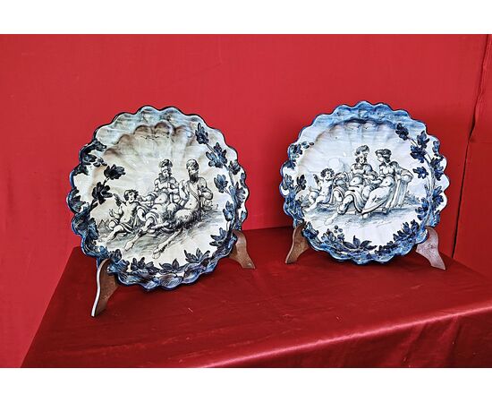 Coppia di piatti in ceramica dipinti