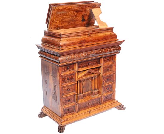 Monetiere in legno di noce e di cedro, intagliato e dipinto, Nord Italia, fine XVIII secolo inizi XIX secolo