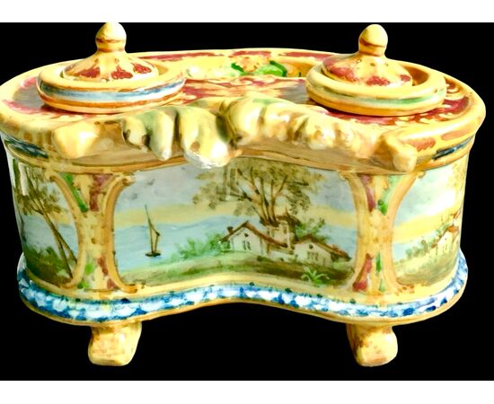 Calamaio in maiolica a 4 piedi con presa a forma di foglia e decoro con medaglioni con paesaggi e personaggi.Manifattura Minghetti.Bologna.