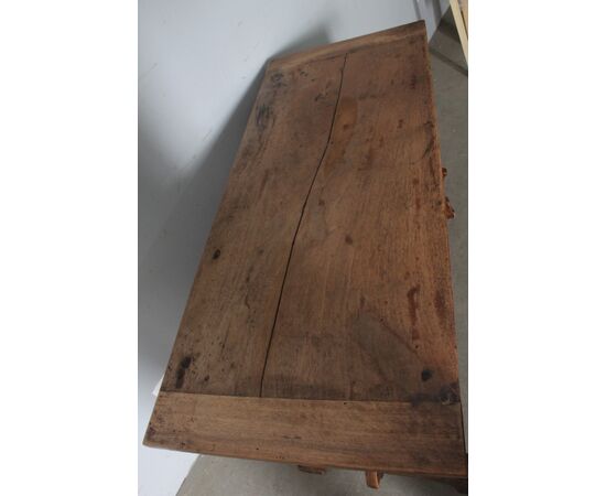 Antique Fratina writing desk, mid-1700s, solid walnut. Piedmont, 18th century. Dimensions: 116 x 50 cm.
