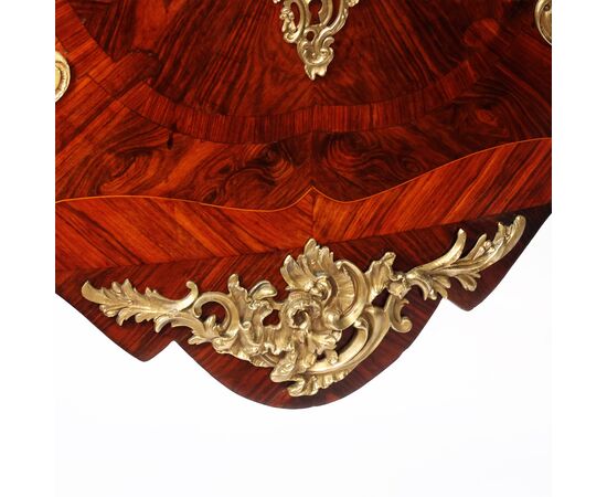 Comò lastronato in legno di viola, applicazioni in bronzo cesellato e dorato, marchiato Christophe Wolff, Parigi, metà XVIII secolo