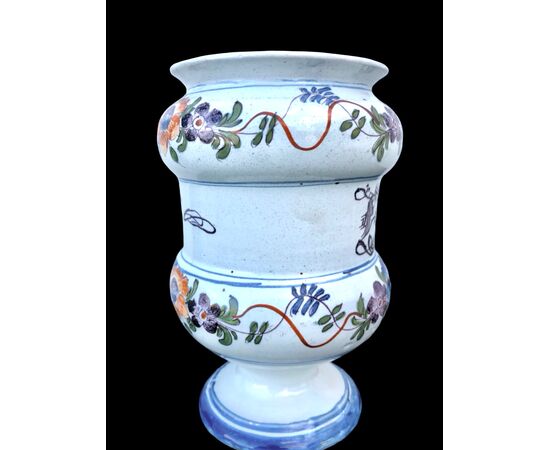 Maiolica 'bobbin' albarello with floral decoration. Manardi manufacture. Bassano.