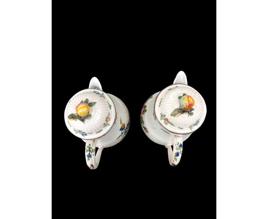 Coppia dì caffettiere in maiolica a decoro floreale .Manifattura di Felice Clerici,Milano.