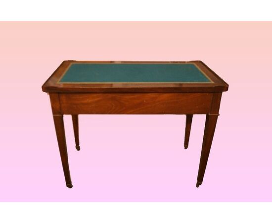 French Empire style writing desk from the 1800s in mahogany feather.