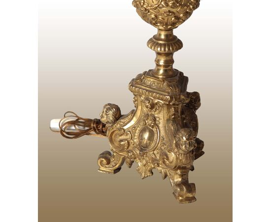 Coppia di lampade candelieri elettrificate francesi del 1800 in bronzo con paralumi in tessuto