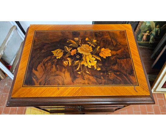 French chest of drawers
