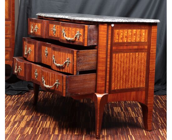 French chest of drawers from the 1800s, Transition style, with bronzes and marble
