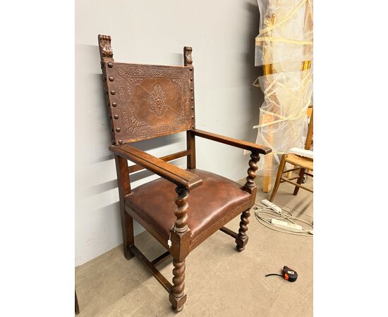 Poltrona antica neorinascimentale con braccioli e cuoio stampato, XIX sec. 50x63x55cm