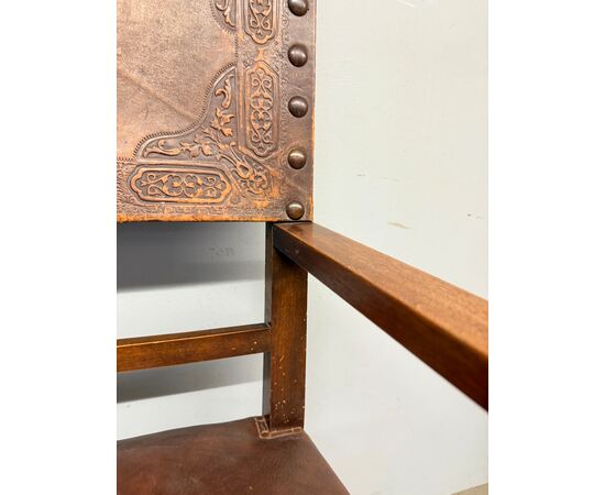Poltrona antica neorinascimentale con braccioli e cuoio stampato, XIX sec. 50x63x55cm