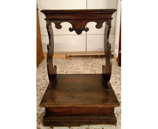 Italian walnut prie-dieu from the 1700s
