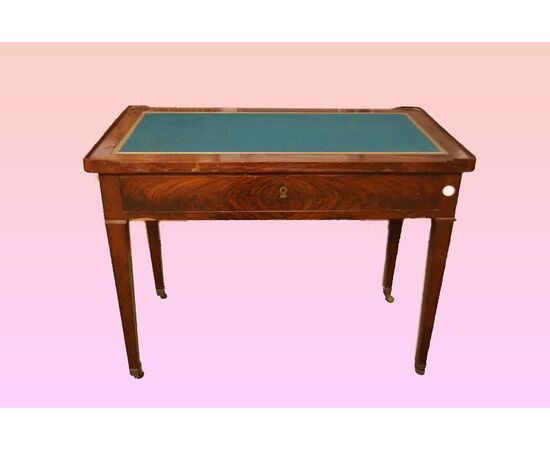 French Empire style writing desk from the 1800s in mahogany feather.