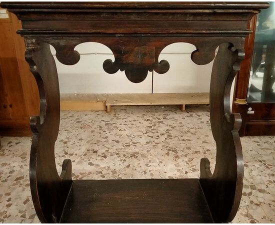 Italian walnut prie-dieu from the 1700s