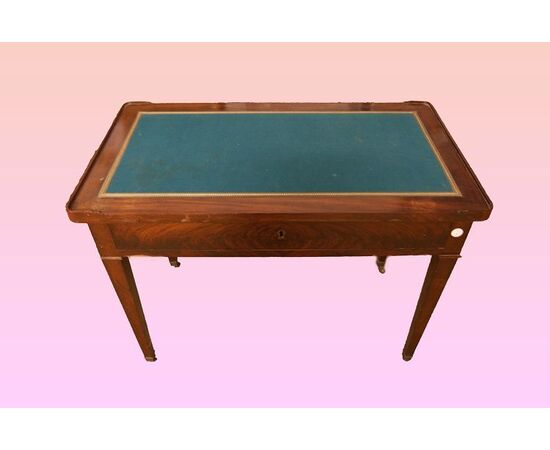 French Empire style writing desk from the 1800s in mahogany feather.