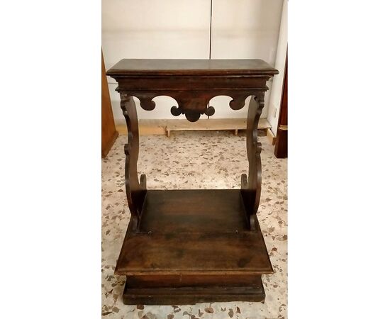 Italian walnut prie-dieu from the 1700s