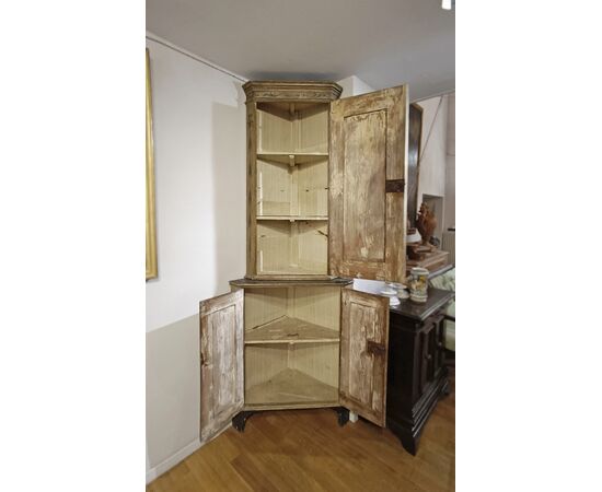 Neoclassical double-bodied corner cabinet, late 18th century