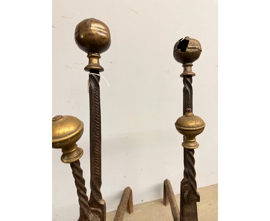 Antica coppia di alari in ferro battuto e bronzo XVII sec, 74x22x44cm