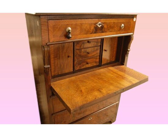 North European Secretaire from the 1800s, Biedermeier style, in flamed walnut.