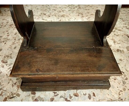 Italian walnut prie-dieu from the 1700s