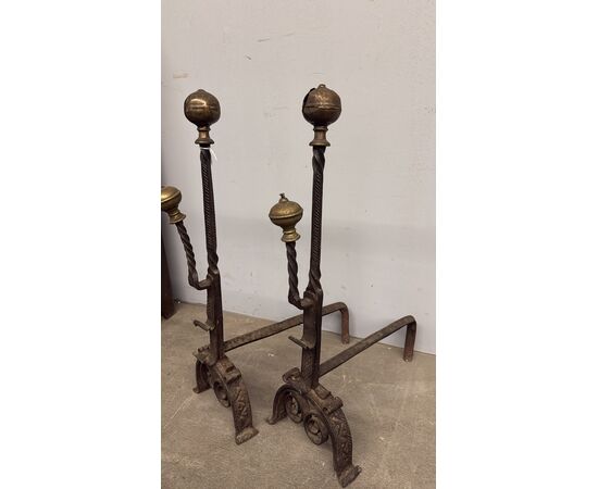 Antica coppia di alari in ferro battuto e bronzo XVII sec, 74x22x44cm