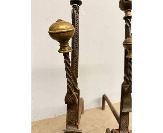 Antica coppia di alari in ferro battuto e bronzo XVII sec, 74x22x44cm