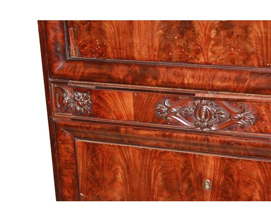 Grande secretaire Biedermeier della seconda metà del 1800 in piuma di mogano