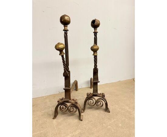 Antica coppia di alari in ferro battuto e bronzo XVII sec, 74x22x44cm