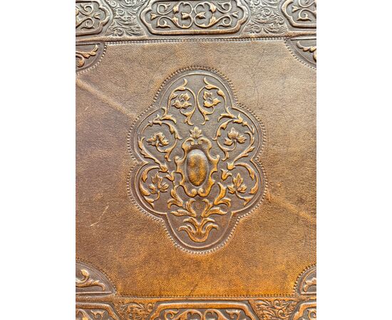 Poltrona antica neorinascimentale con braccioli e cuoio stampato, XIX sec. 50x63x55cm