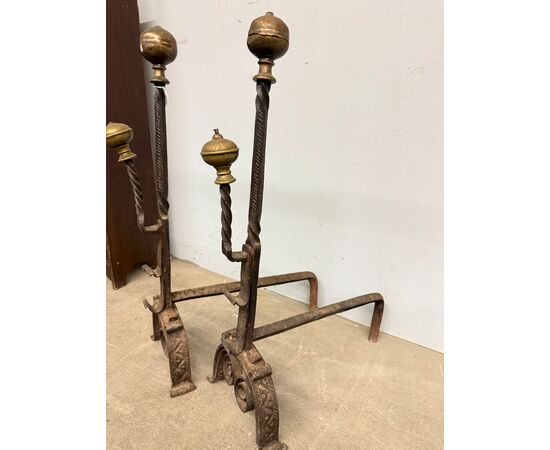 Antica coppia di alari in ferro battuto e bronzo XVII sec, 74x22x44cm