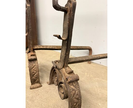 Antica coppia di alari in ferro battuto e bronzo XVII sec, 74x22x44cm