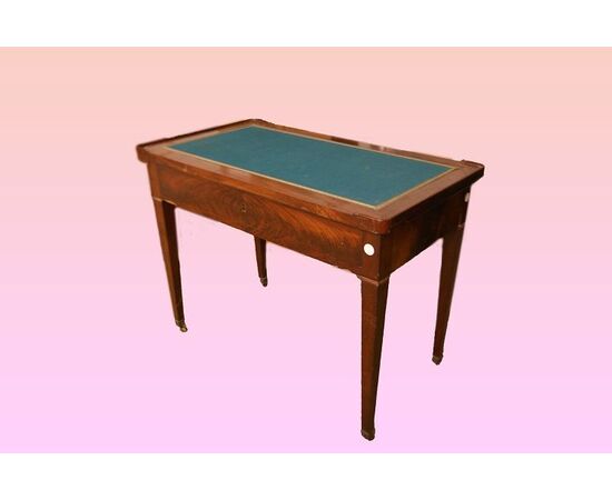 French Empire style writing desk from the 1800s in mahogany feather.