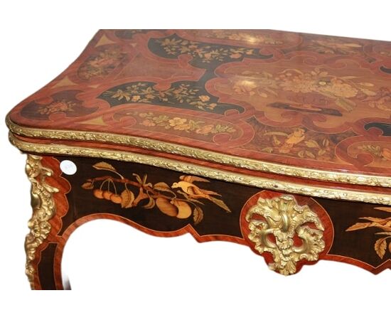 Prezioso tavolino da gioco inglese di gusto francese stile Luigi XV prima metà 1800