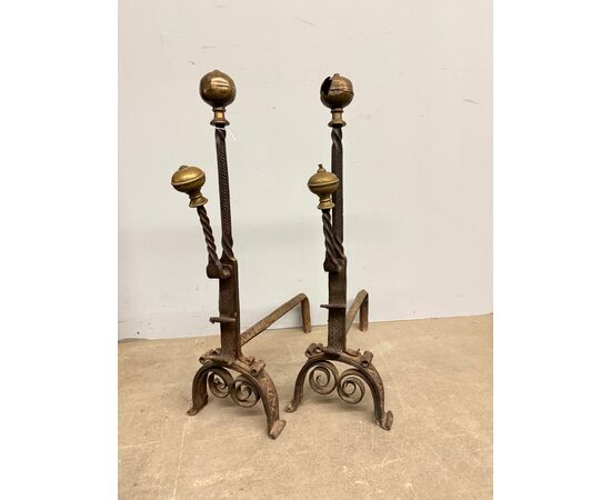 Antica coppia di alari in ferro battuto e bronzo XVII sec, 74x22x44cm