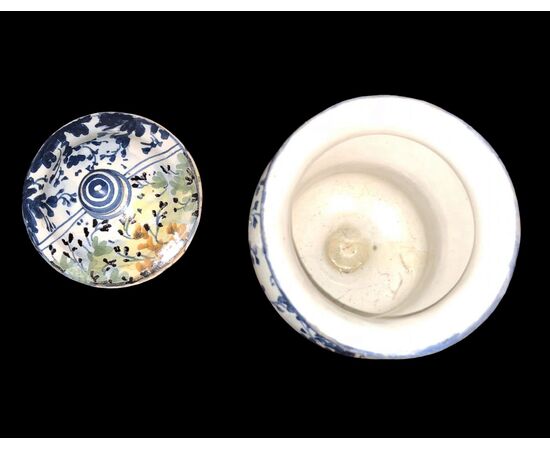 Small apothecary jar decorated with stylized vegetal motifs. Urbania manufacture