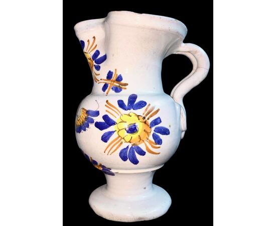Maiolica jug in compendiario style, decorated with a bird and vegetal motifs. Urbania manufacture.