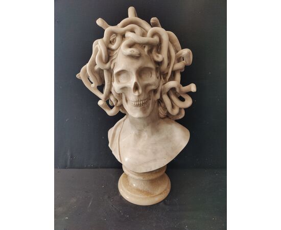 Bellissimo busto a tuttotondo in marmo di Carrara - Medusa con volto di Teschio - H 66 cm