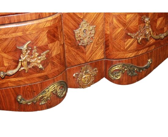Superbo cassettone di inizio 1800 Francese stile Luigi XV in bois de rose con marmo e ricche applicazioni in bronzo dorato
