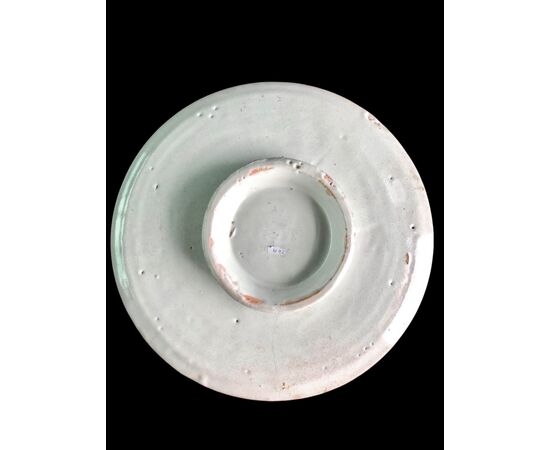 Majolica plate with a roundel depicting a hare. Vietri manufacture.