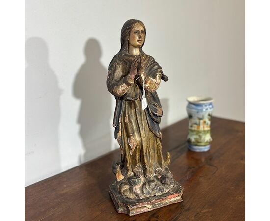 Antique polychrome wooden sculpture of the Virgin, 17th century. H 46 cm.