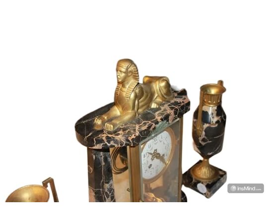 Art Deco style marble table clock triptych with 2 vases from the early 1900s
