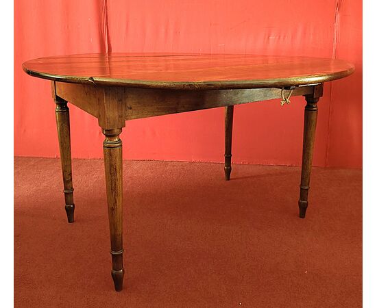 Folding table with flaps