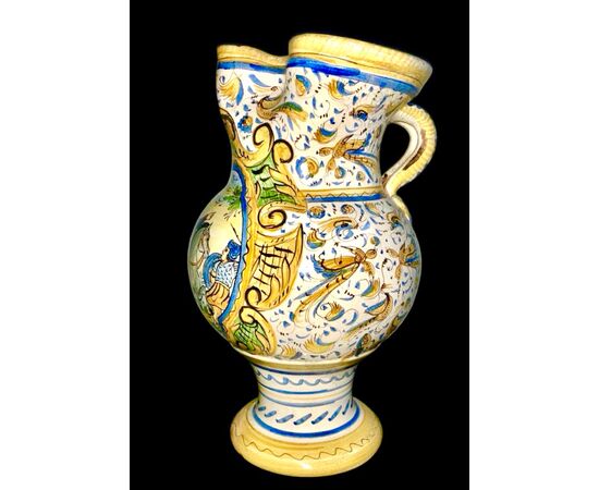 Large majolica jug with Raphael-style decoration and battle scene. Urbania manufacture.