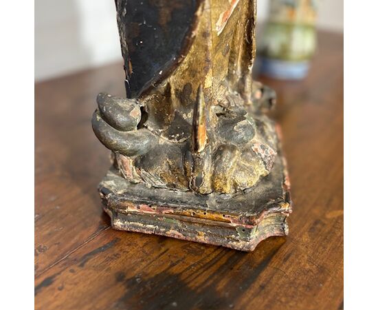 Antique polychrome wooden sculpture of the Virgin, 17th century. H 46 cm.